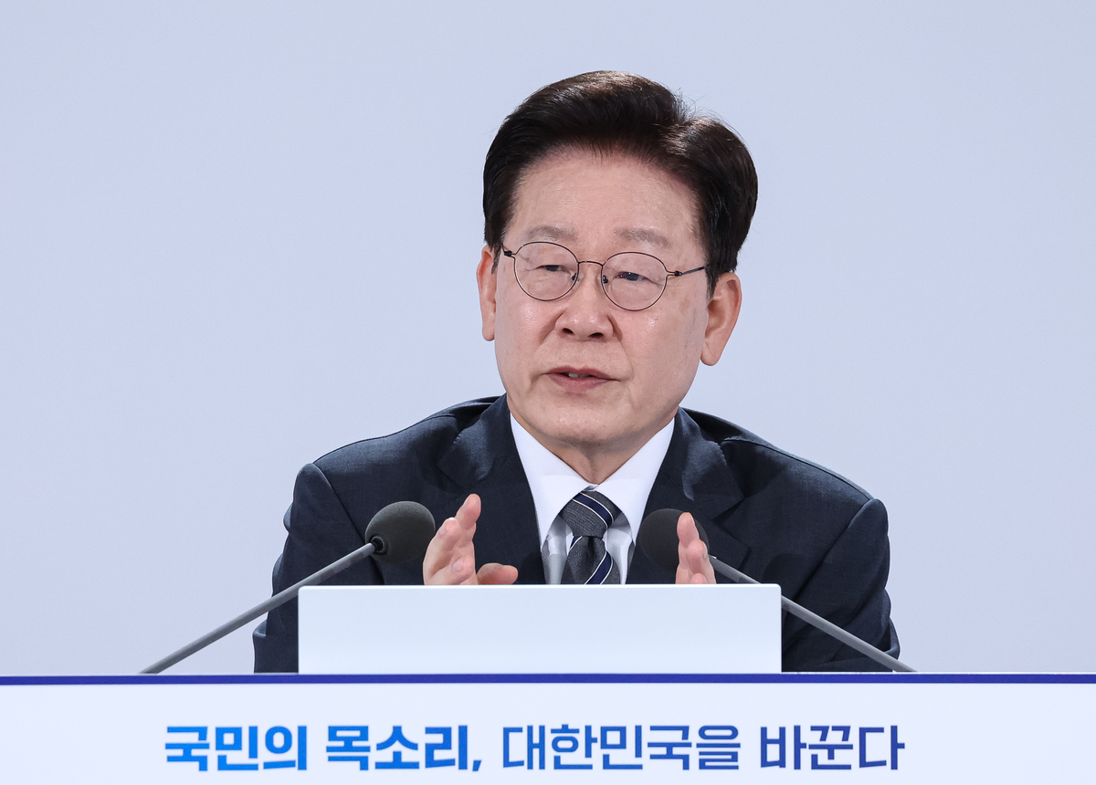 李 대통령 지지율 37.4%로 소폭 하락... 민주당은 3.8%p 상승해 국힘과 오차범위서 앞서