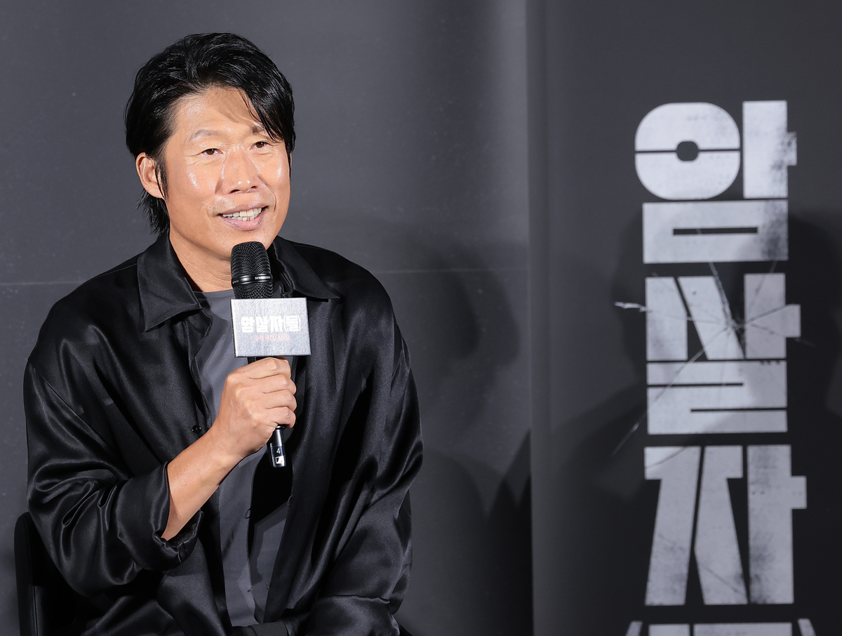 “가능한 모든 조치 취할 것”... ‘암살자(들)’ 유해진 자택 앞 시위에 소속사가 내놓은 입장