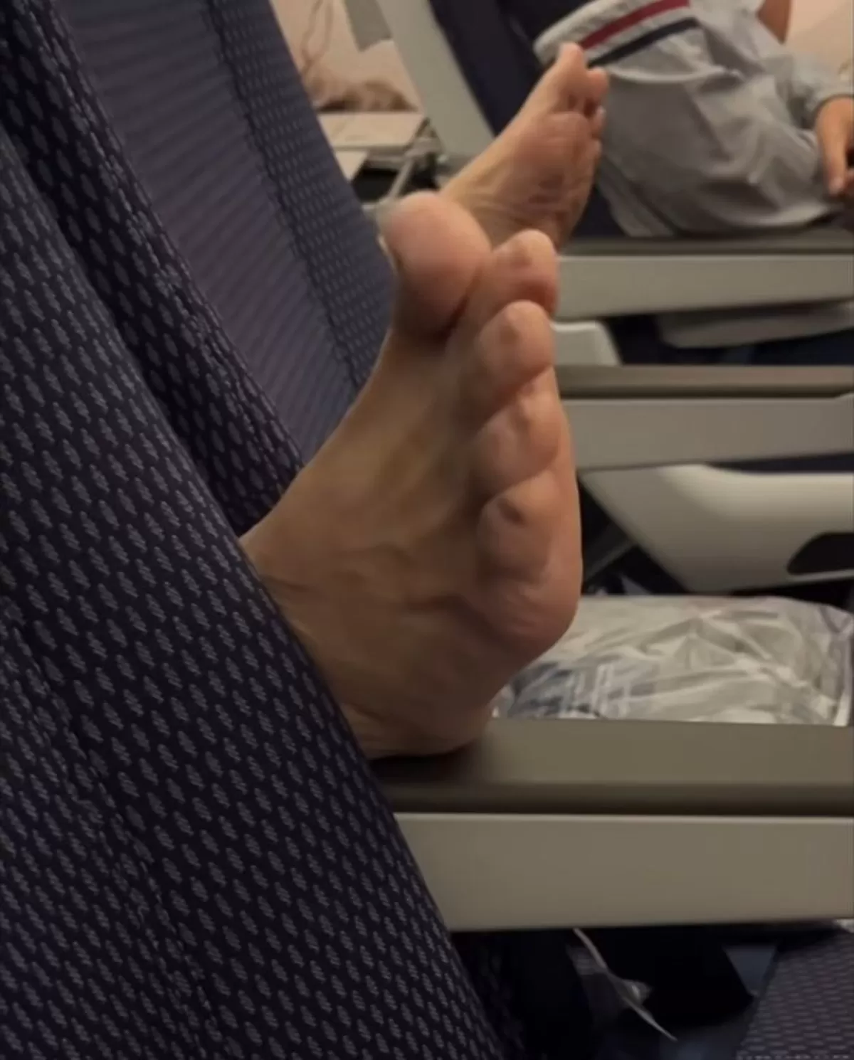 앞자리 비었다고 팔걸이에 맨발... LA행 비행기서 벌어진 황당한 민폐 논란