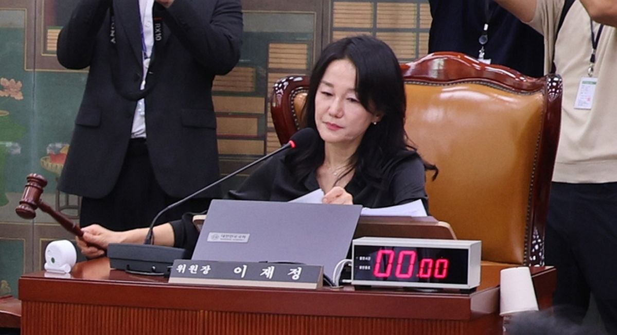 與 “암살자(들) 국감 끌고 오는 일은 창작에 재갈 물리기”