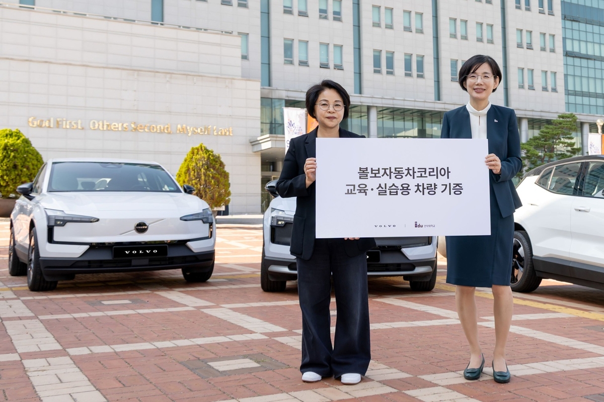 판매하던 EX30이 대학 교실로... 볼보자동차코리아, 전기 SUV 3대 인덕대에 기증