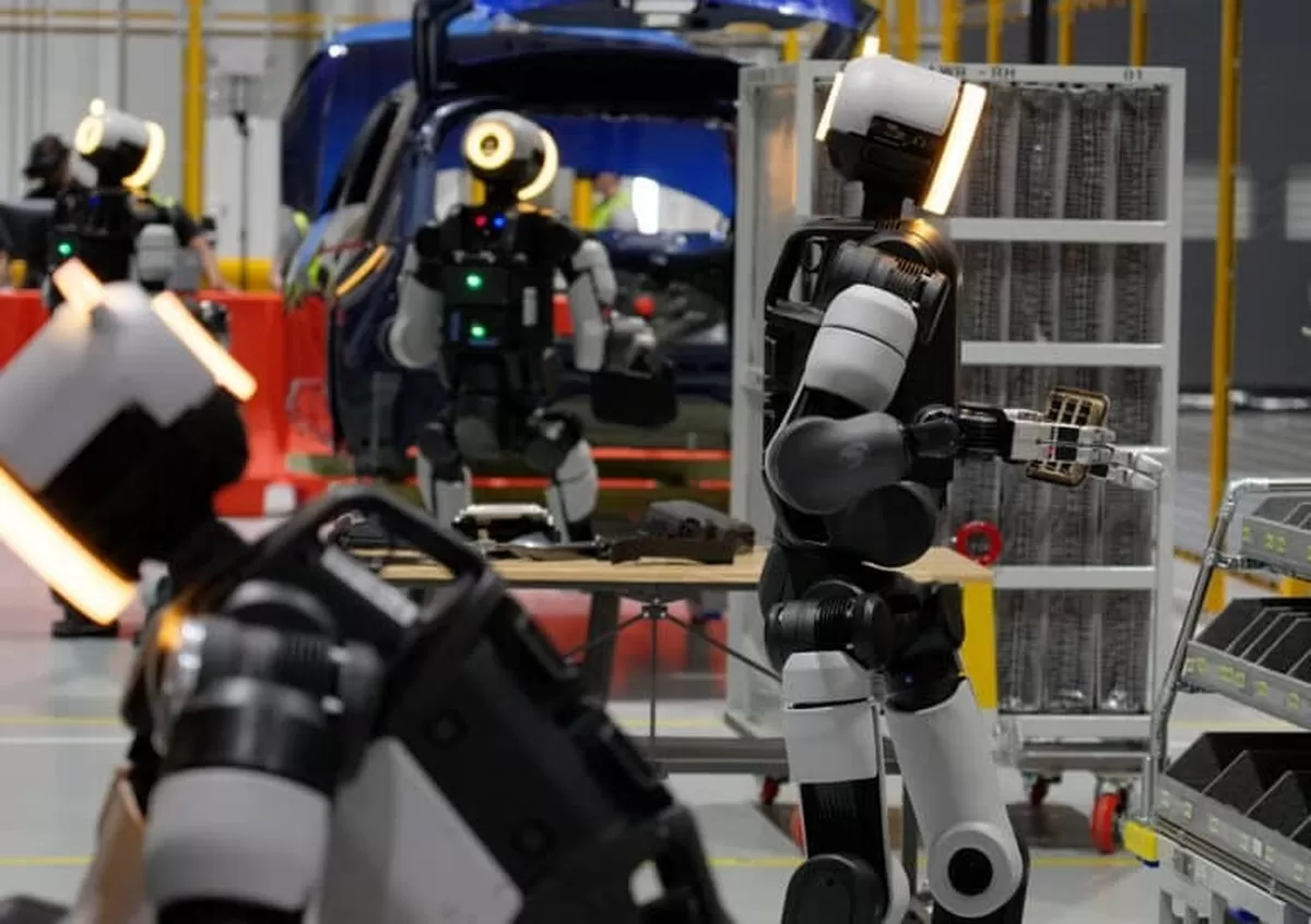 Multiple Atlas robots complete tasks in the RMAC training center