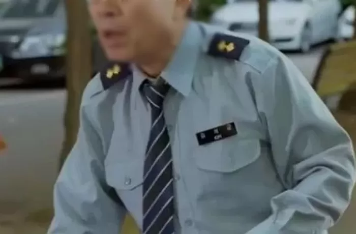 불법주차 스티커 떼라며 고래고래”... 재규어 차주의 '경비원 갑질' 논란