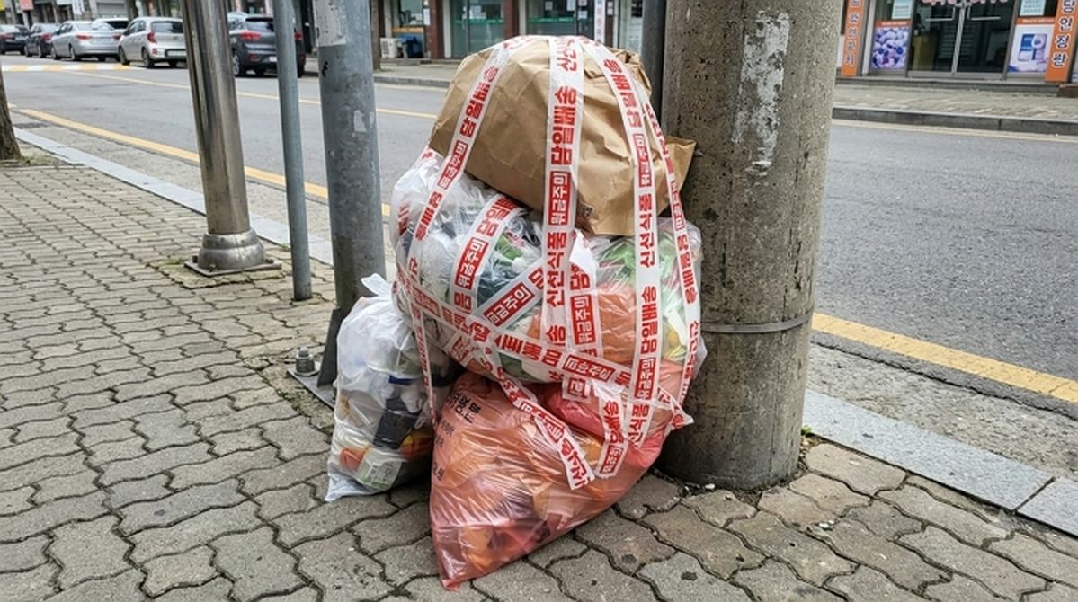 종량제·투명·종이봉투까지 테이프로 꽁꽁... 거제 쓰레기 배출 사진 논란