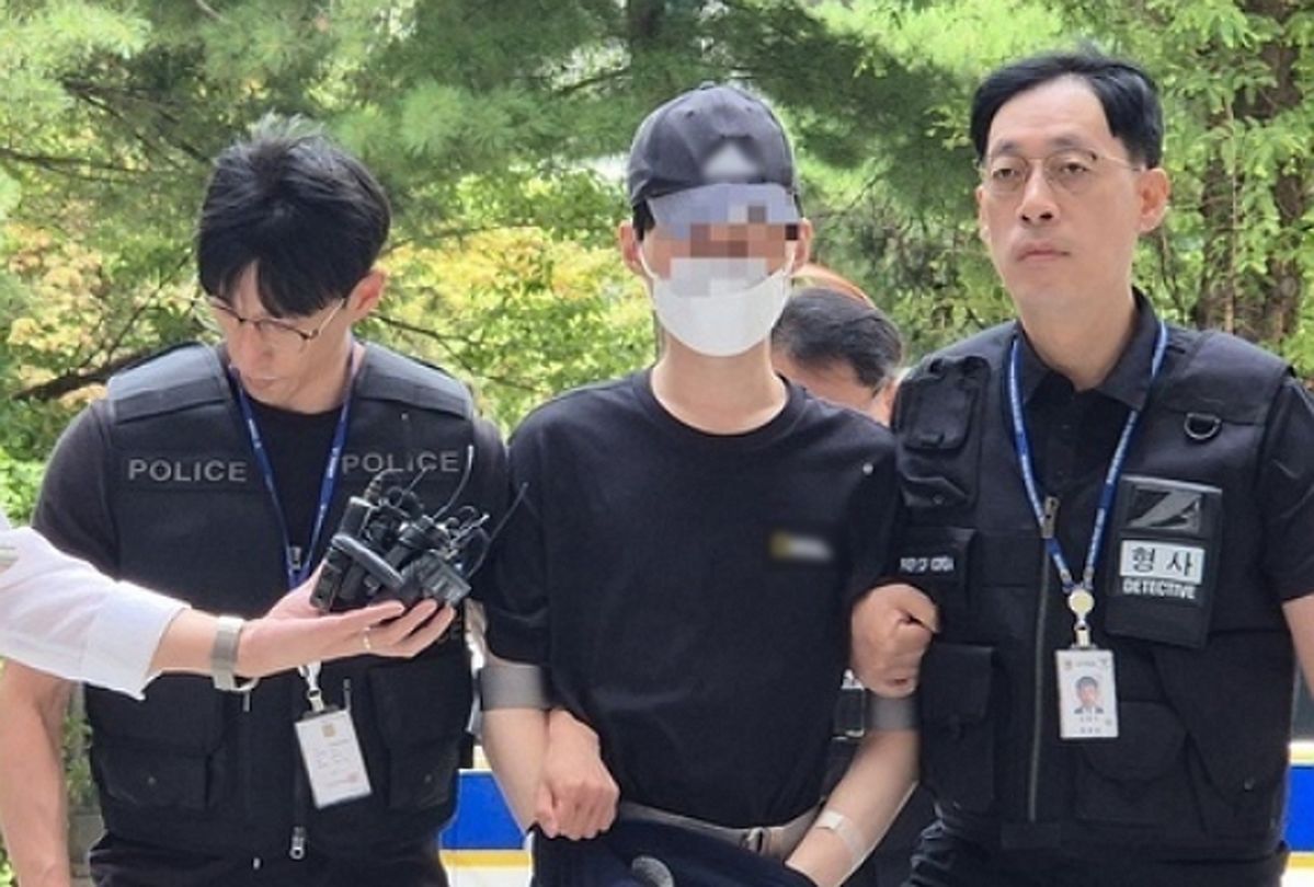 어머니 살해후 반려견까지 죽인 10대, 재판서 ‘심신 미약’ 주장