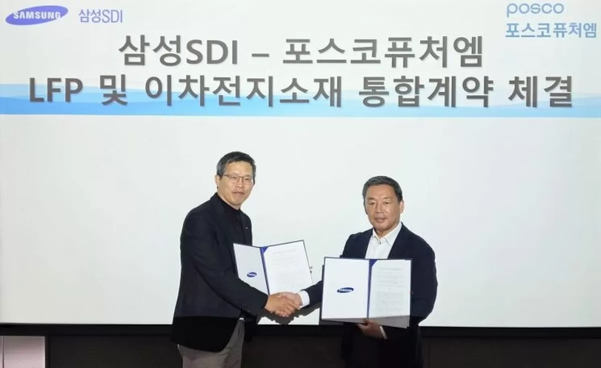 윤태일 포스코퓨처엠 에너지소재마케팅본부장(왼쪽)이 이광수 삼성SDI 구매센터장과 LFP 양극재를 포함한 이차전지 소재 일괄 공급을 위한 배터리용 소재 장기 공급 계약을 체결하...