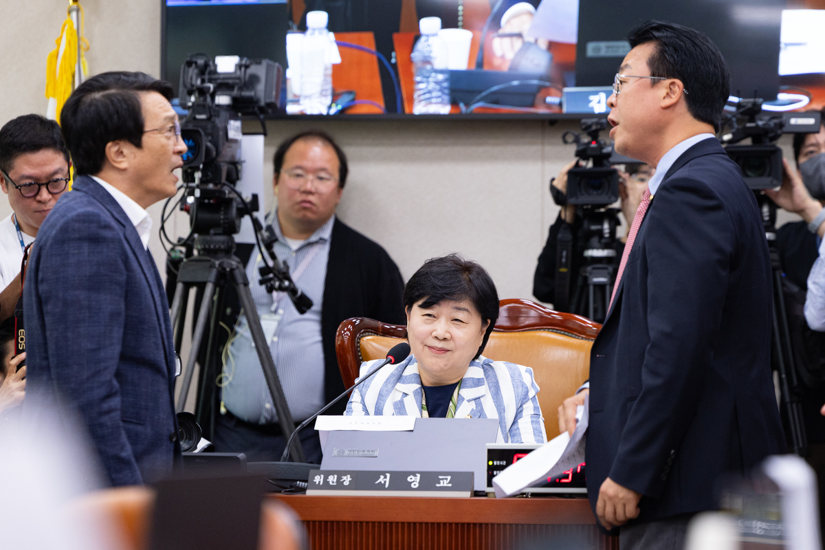 더불어민주당 김의겸 간사와 국민의힘 곽규택 의원이 6일 서울 여의도 국회에서 열린 법제사법위원회의 대법원 등에 대한 국정감사에서 언쟁을 벌이고 있다. 가운데는 서영교 법사위원장. 2026.10.6/뉴스1