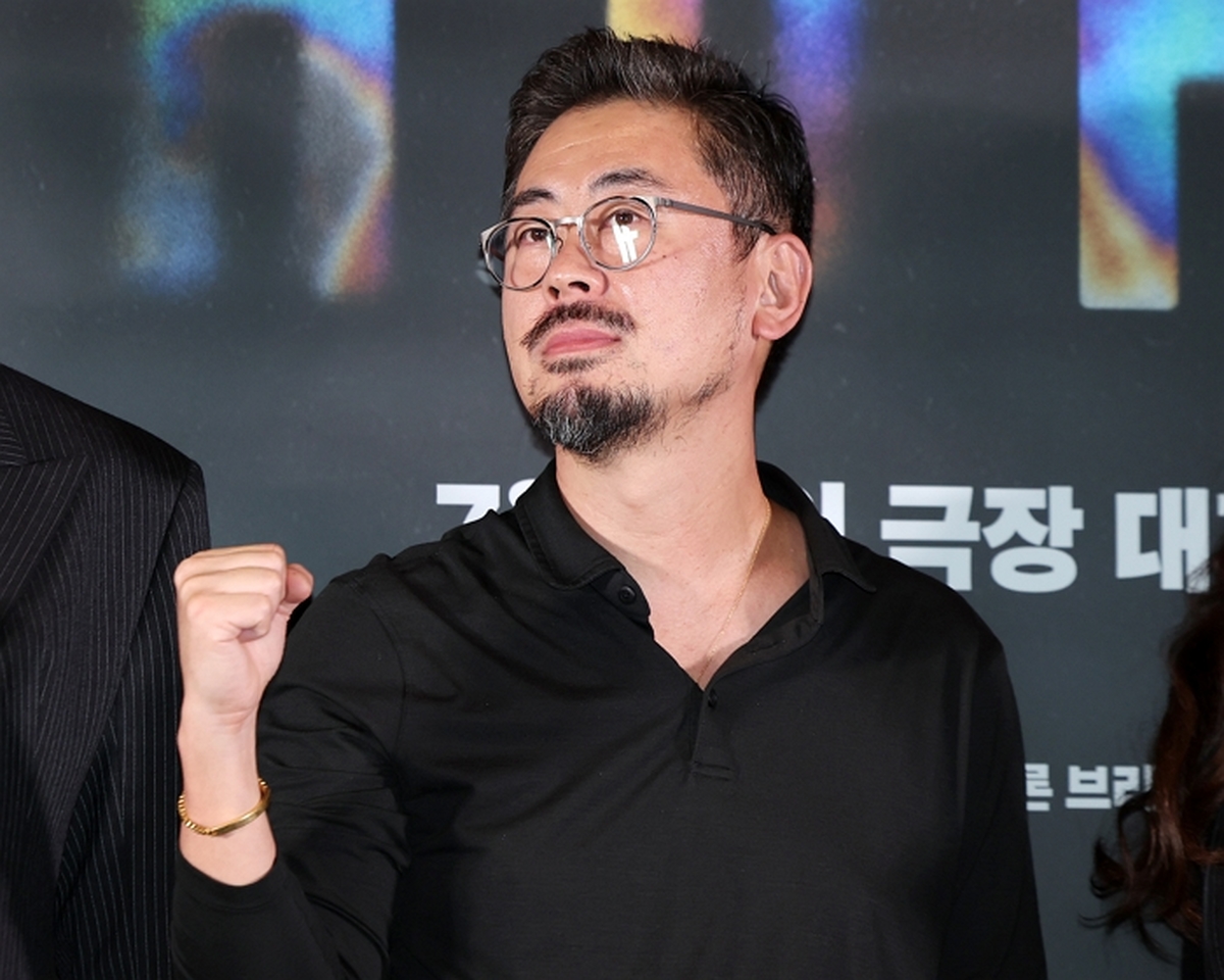 origin_포즈취하는나홍진감독.jpg