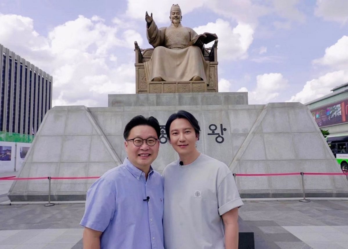김남길, 한글날 100주년 맞아 서경덕 교수와 ‘스페인 한글학교’에 교육 물품 기증