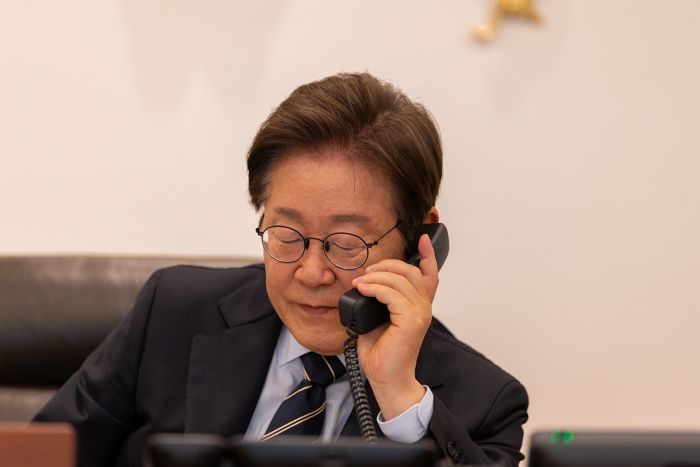 李 대통령 지지율 37%... 민주당은 현 정부 춤범 뒤 최저치인 35%