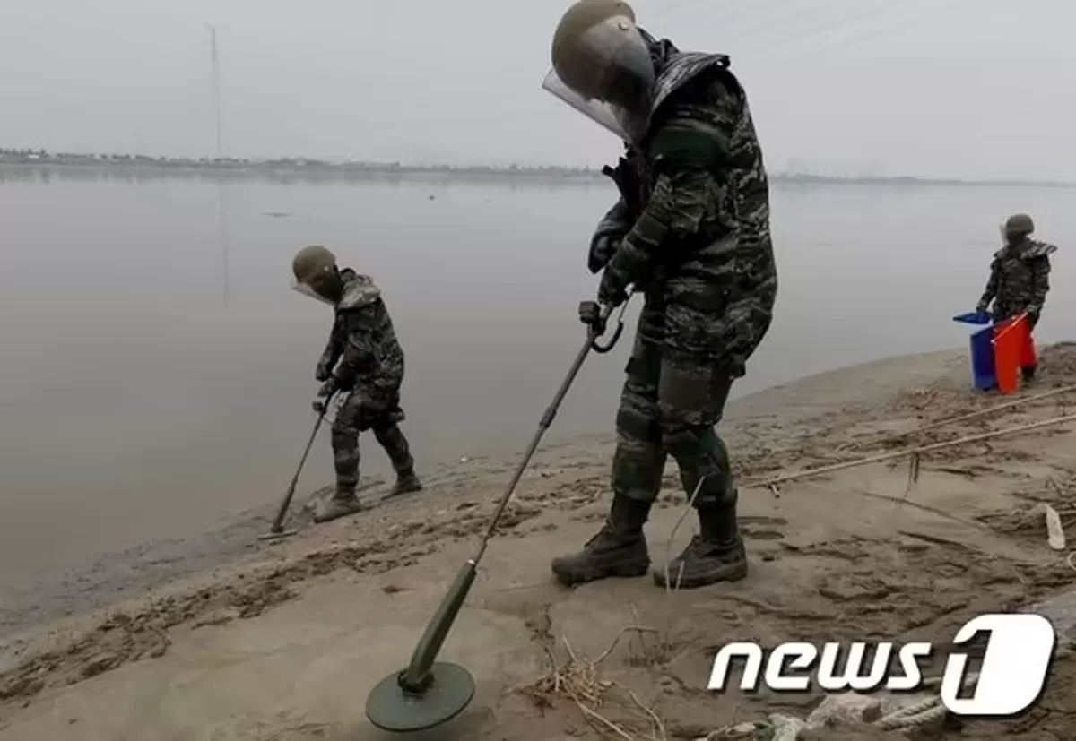 본문 이미지 - 해병대2사단 지뢰탐지 작전(사진은 기사 내용과 무관함) / 뉴스1 ⓒ News1