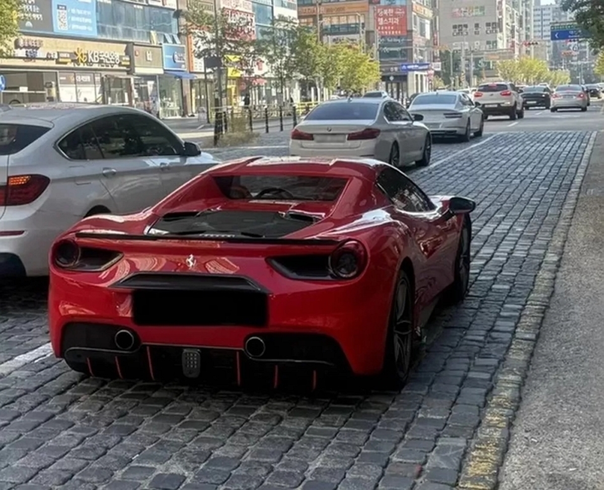 “페라리 탈 돈은 있고 주차비는 없나”...백화점 앞 차선 통째로 막은 ‘민폐’