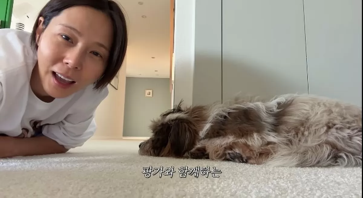 방송인 김나영이 남편 마이큐, 두 아들과 함께 구조견을 새 가족으로 맞이하며 다섯 식구가 됐다. 사진= 유튜브 채널 ‘김나영의 노필터티비’