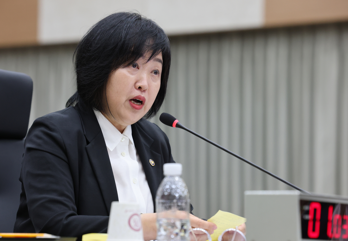 홍소영 병무청장이 12일 정부대전청사 병무청에서 열린 국회 국방위원회 국정감사에 출석해 의원들의 질의에 답변하고 있다. 2026.10.12/뉴스1