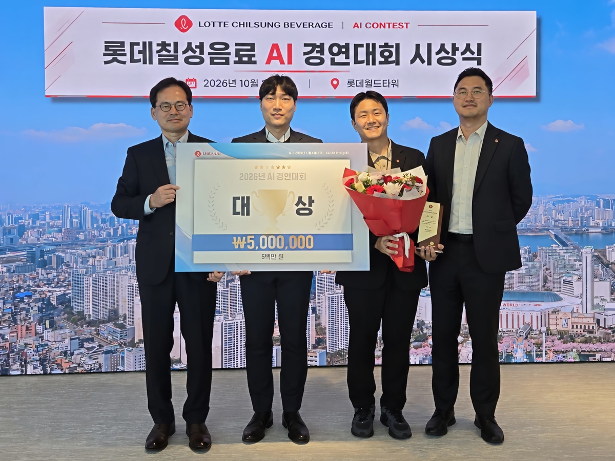 (왼쪽부터) 롯데칠성음료 박윤기 대표이사, 생산기술팀 조민규 프로, 기술혁신팀 오동근 프로, 전략기획본부 이우근 본부장.jpg