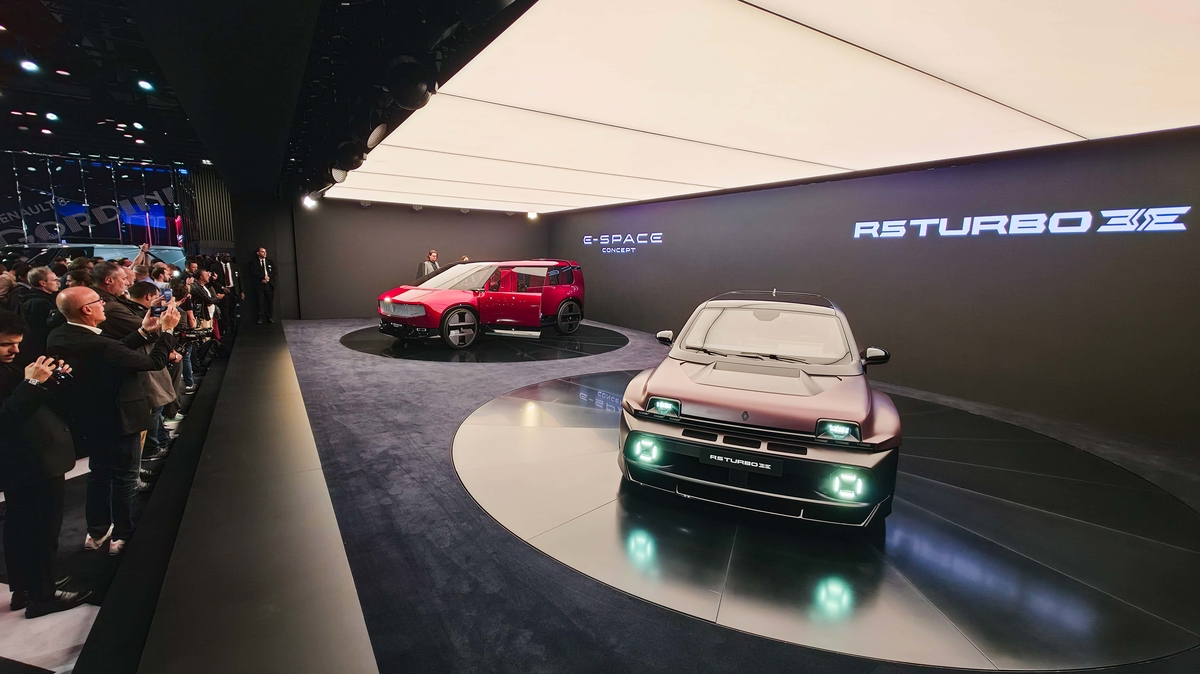 [사진2] 2026 파리 모터쇼 르노 브랜드 부스에 전시된 '르노 E-Space 콘셉트카'와 'R5 Turbo 3E'[출처] 파리모터쇼 공동취재단 제공.jpg