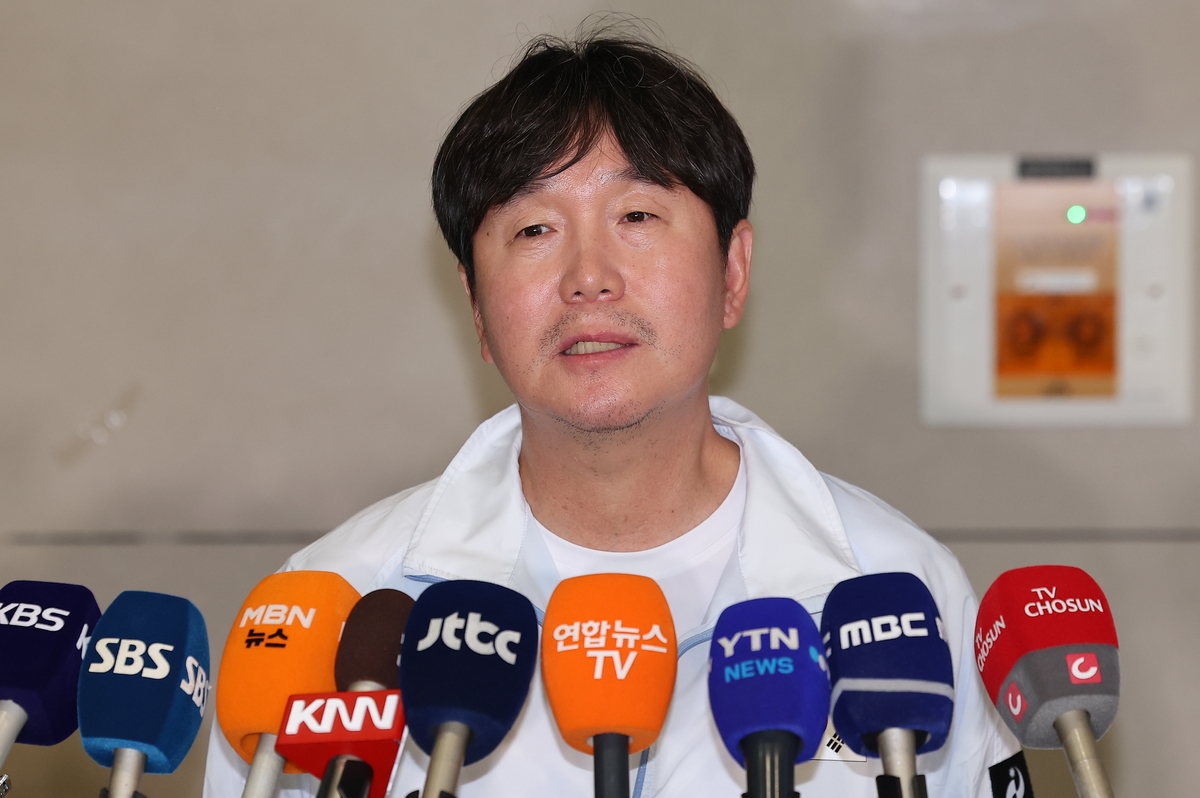 origin_답변하는야구대표팀류지현감독.jpg