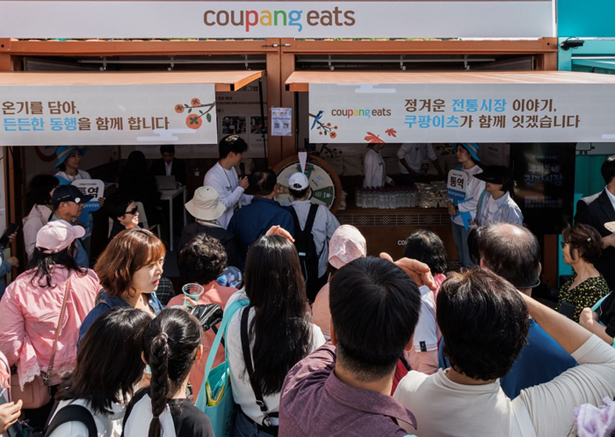쿠팡이츠, 전통시장 찾은 외국인 '통역' 지원... 소상공인 상생 확대