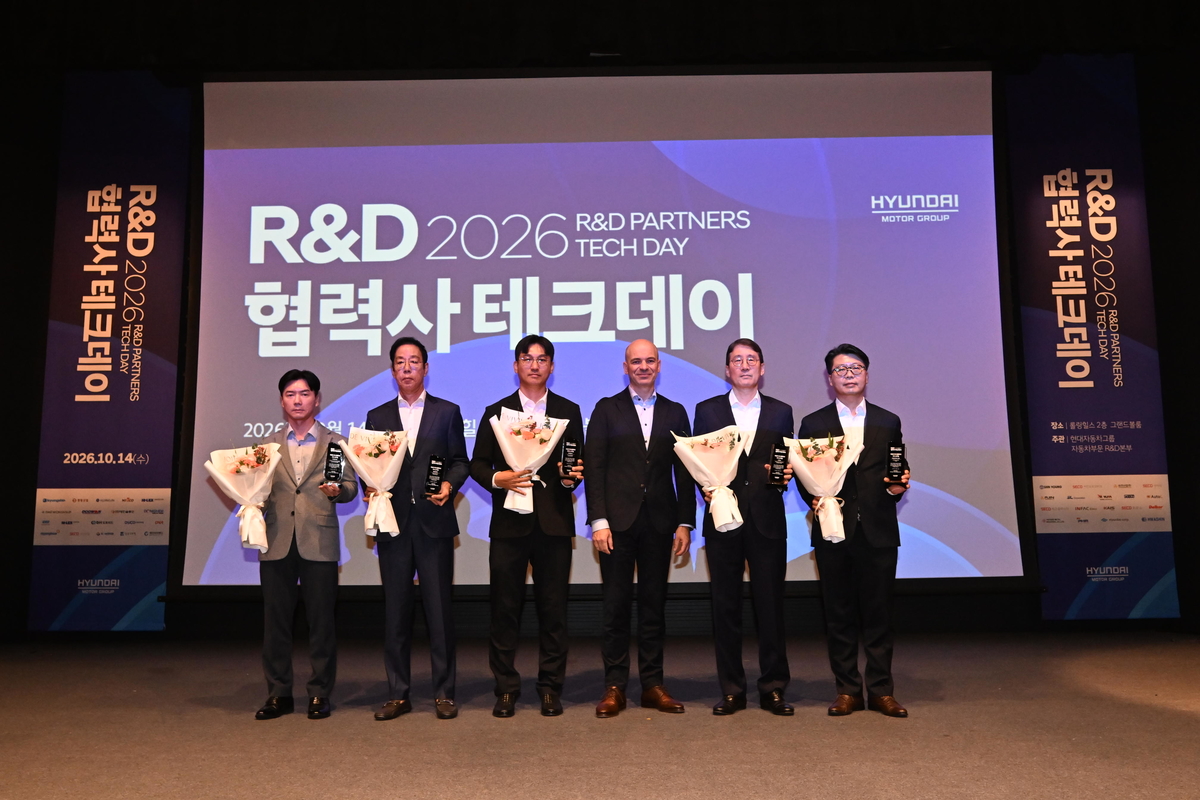 사진3) 수상 기념촬영 모습 (좌측부터 동희산업 이태희 총괄사장, 경창산업 차석주 부회장, 대동도어 송승철 사장, 만프레드 하러 사장, 화신 정서진 사장, 클라리오스 델코 김광식 부문장).JPG