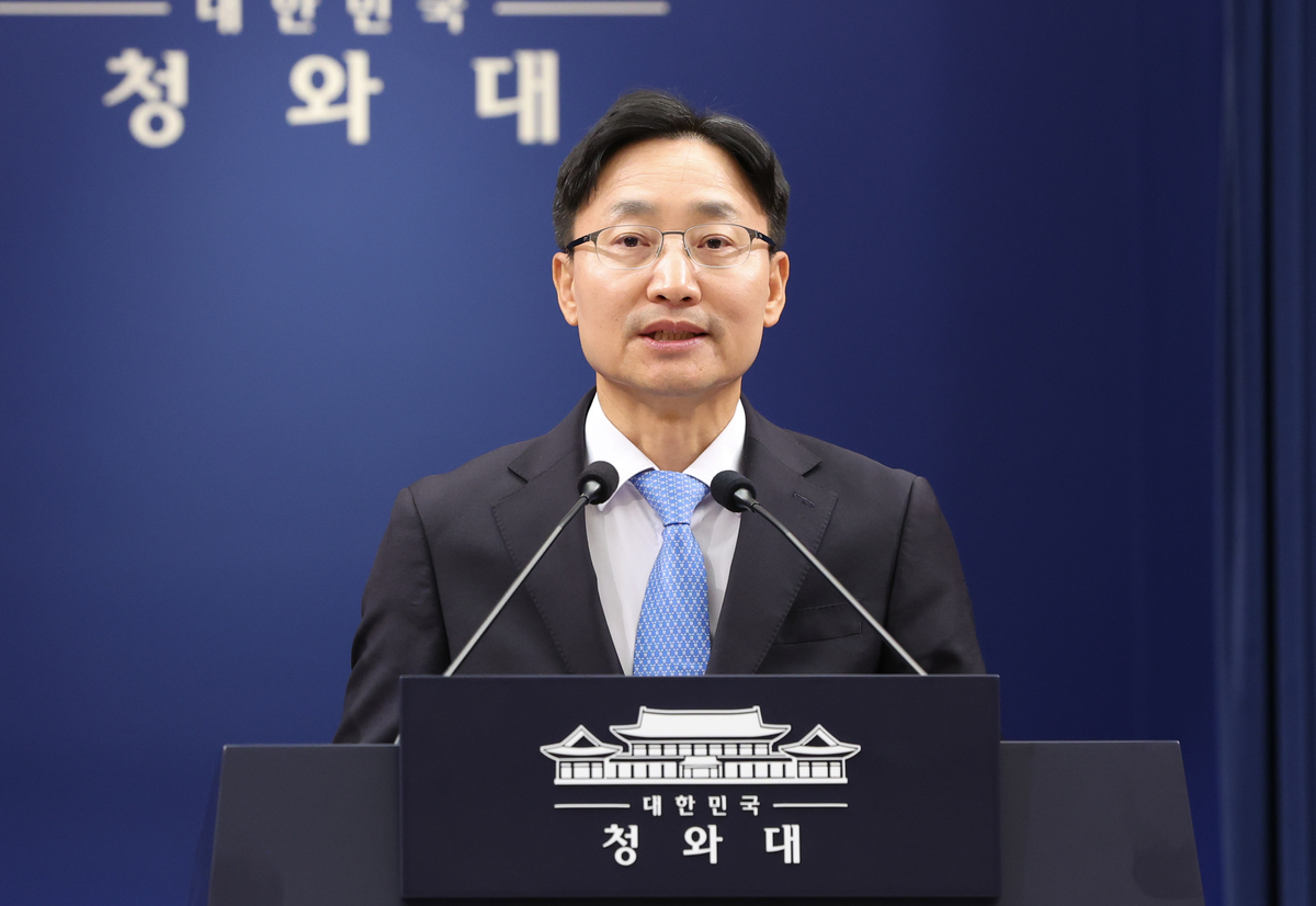 origin_李대통령신임대통령비서실장에임광현국세청장임명.jpg
