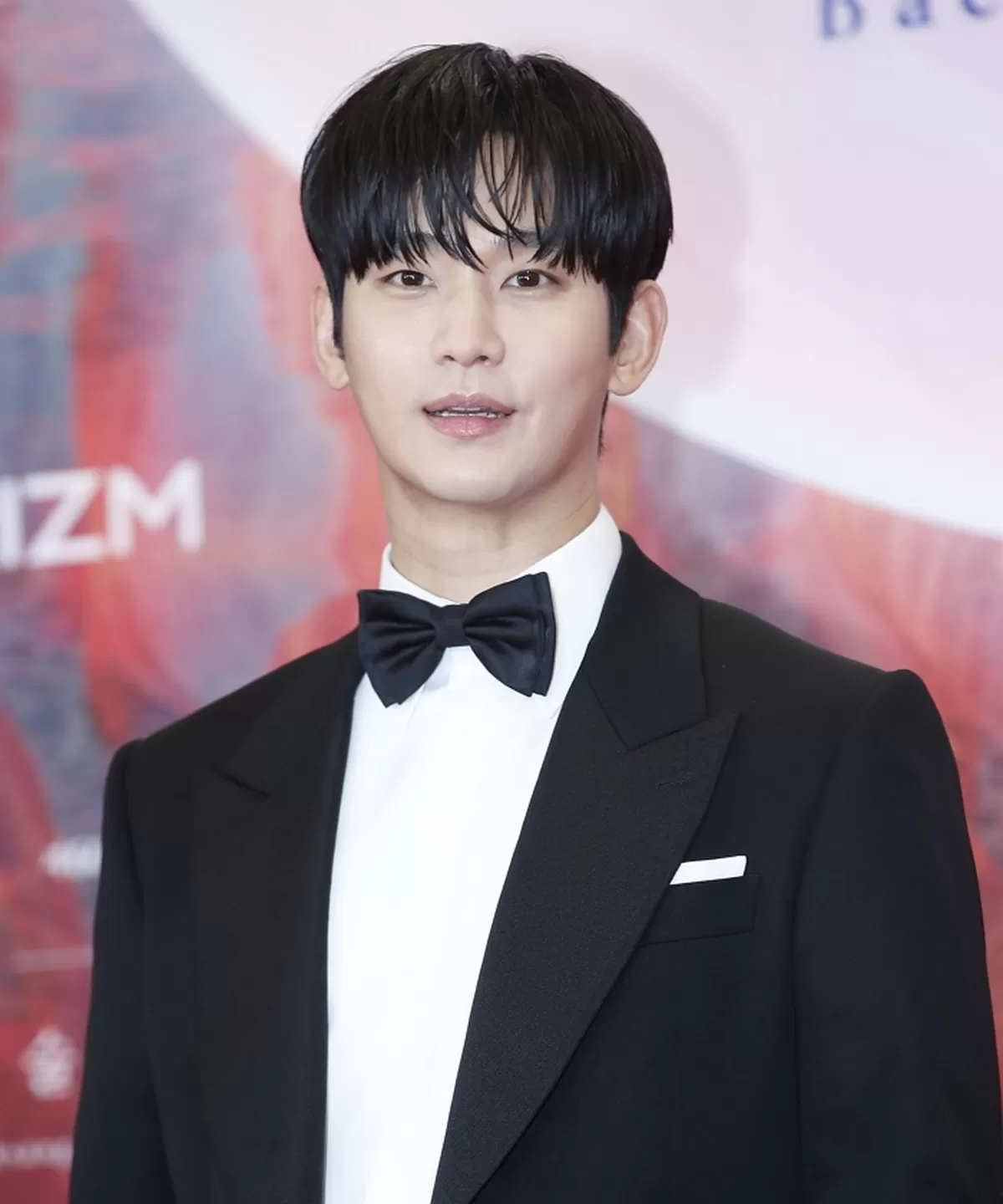 김수현, 1년 4개월만의 복귀 성공... 첫 광고부터 '품절 대란'