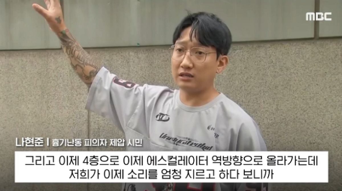 양손에 칼 든 남성 앞에 의자로 맞선 시민, 인터뷰 영상 속 양팔 문신이 주목받은 이유