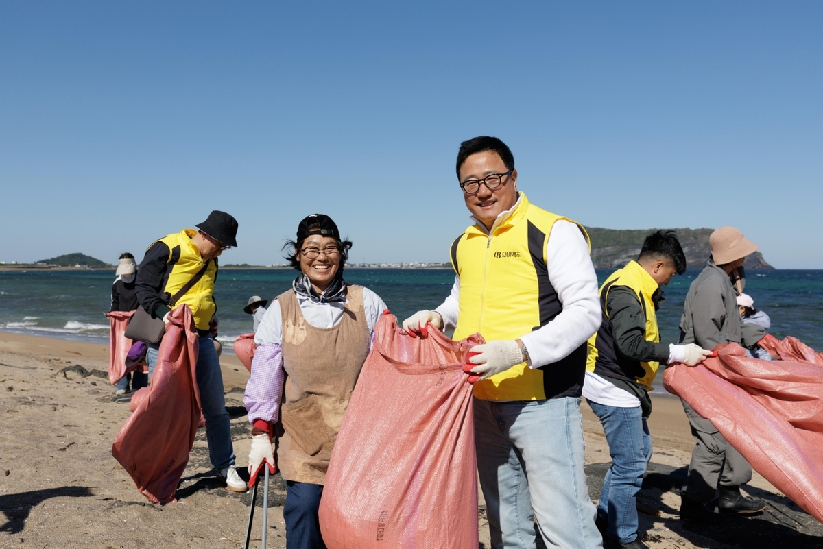 [사진자료2] 오비맥주, 제주 섭지코지 일대에서 지역주민과 해변 정화.jpg