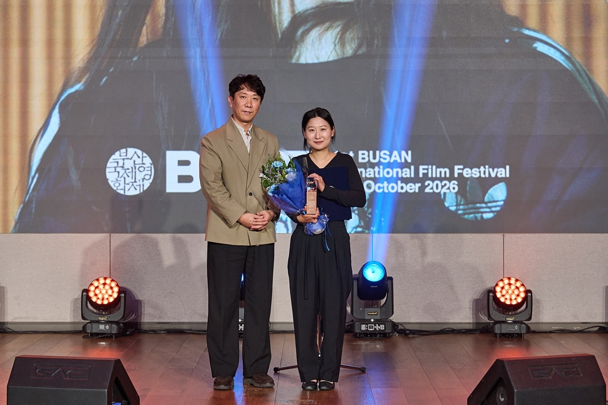 CGV상 수여 사진01. (왼쪽부터) CGV 고재수 시네마사업본부장, 정지혜 감독_부산국제영화제 제공.jpg