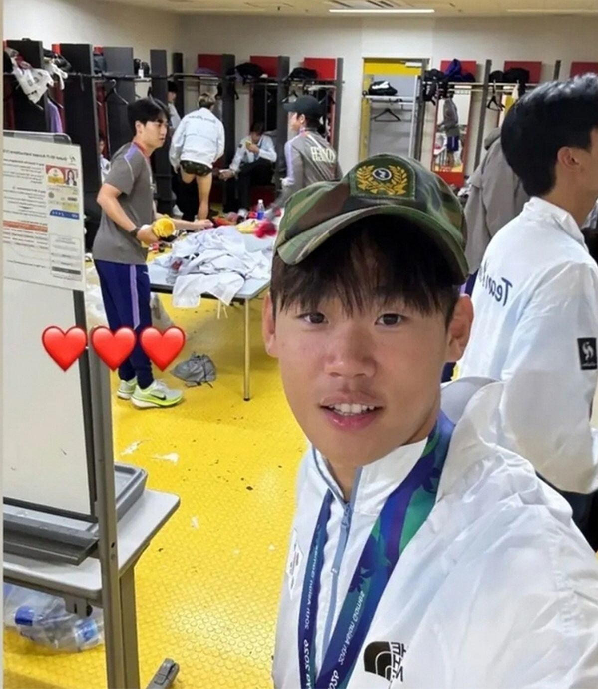 아시안게임 금메달 따자 전역모 사진까지... 국민 74%가 병역특례 축소·폐지 요구