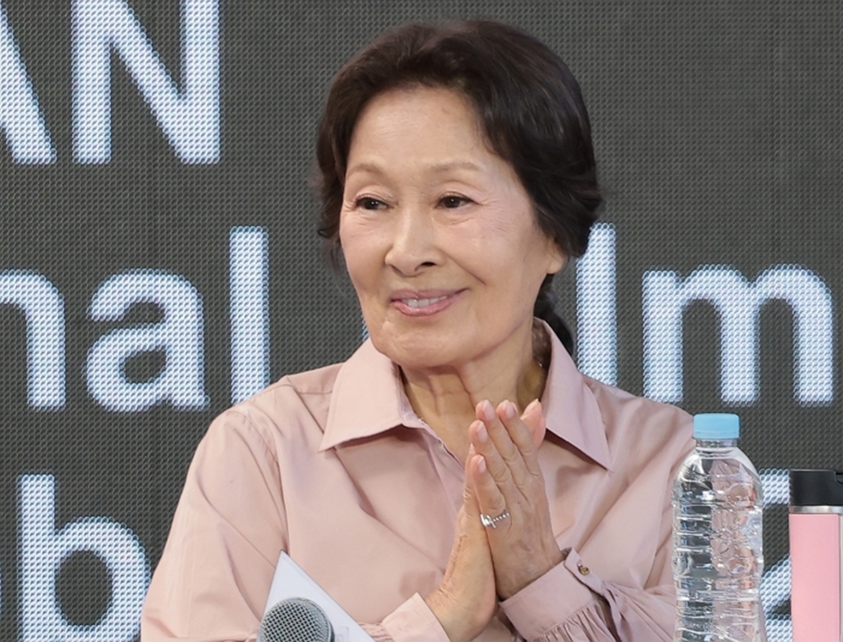 origin_85세김혜자BIFF관객들과만나는특별한순간.jpg