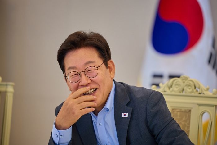 李 대통령, 모교 중앙대 개교기념식 참석... '과잠' 입고 사진도