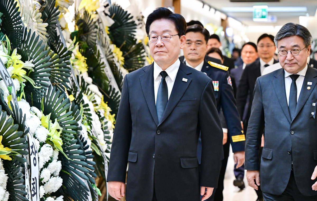 origin_이재명대통령부천공장화재순직소방대원빈소조문 (1).jpg