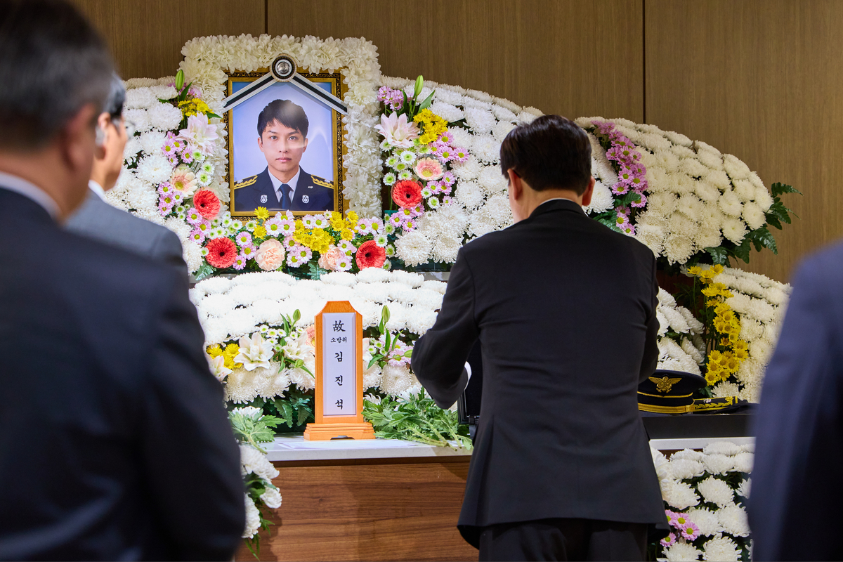 origin_이재명대통령부천공장화재순직소방대원빈소조문 (2).jpg
