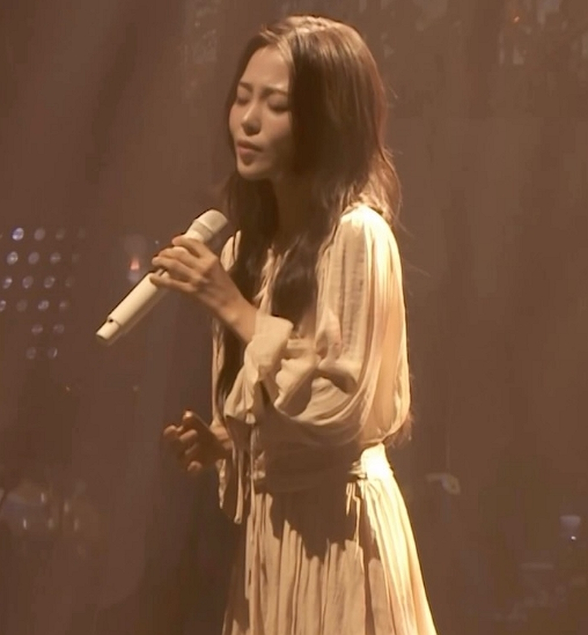 김민석 무대 등장에 '공연 끊긴' 가수 흰... 소속사 입장 들어보니