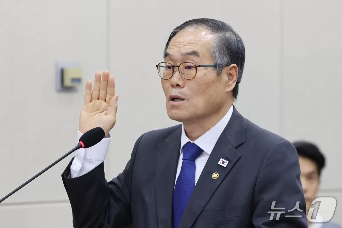 국감] 선서하는 이용철 방위사업청장 - 뉴스1