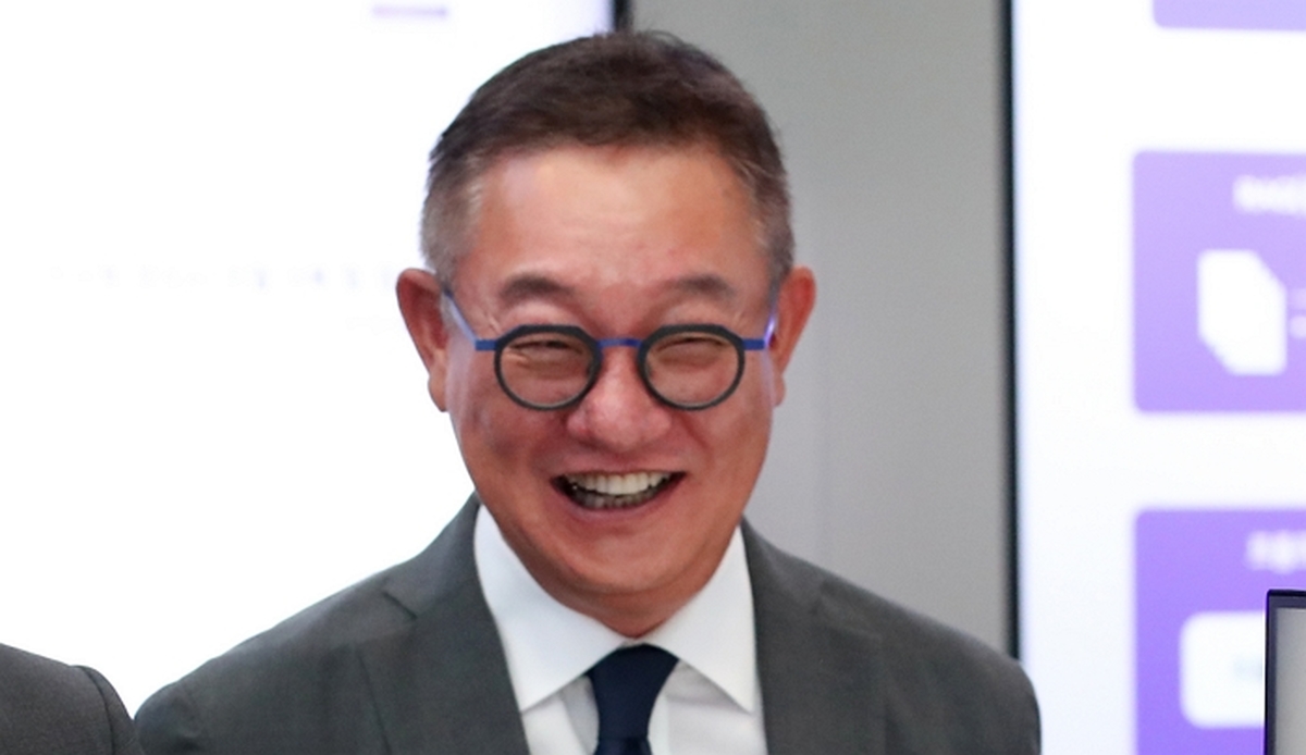 origin_인공지능캐리커처체험하는안덕근장관.jpg