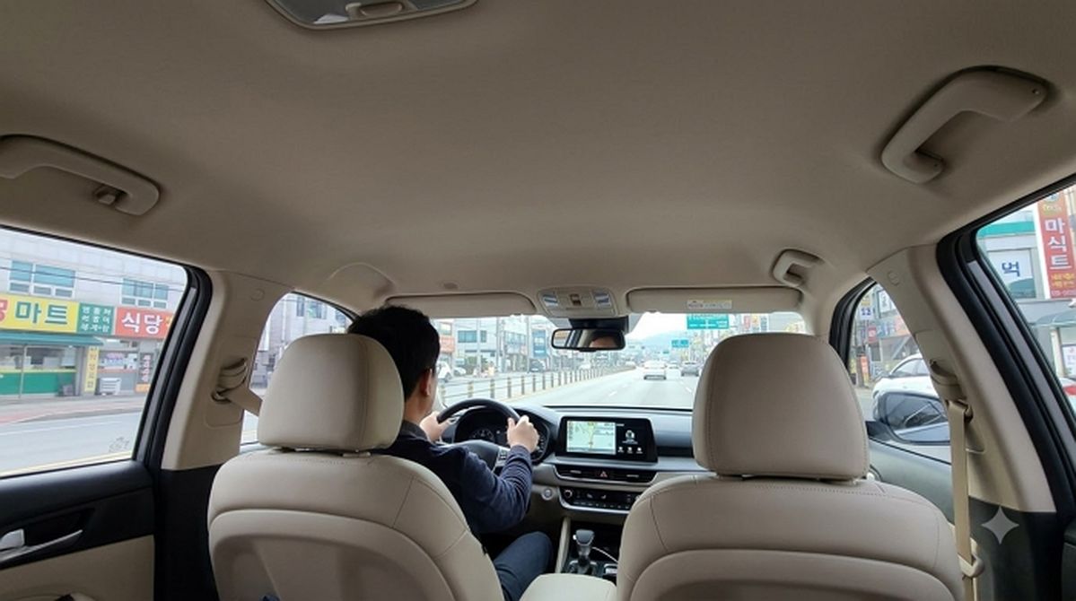 조수석과 뒷좌석 천장엔 다 있는데... 유독 ‘운전석 천장’에만 손잡이가 없는 이유