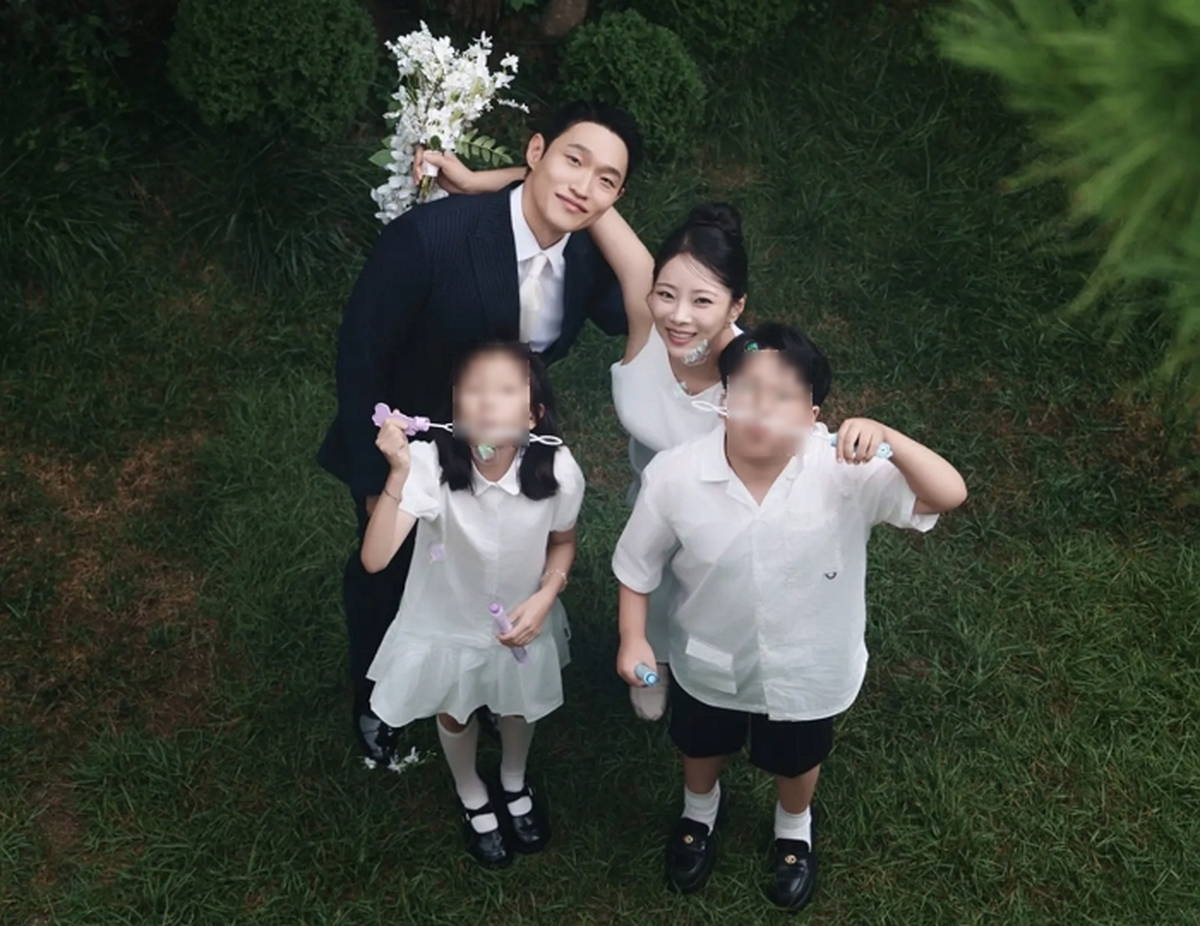유현철 김슬기, 저희 드디어 결혼합니다💍저희 부부가 오는 10월 24일,혼인신고를 한 지 3년 만에 결혼식을 올리게 되었습니다.이미 가정을 이루고 아이들과 함께 살아가고 (2).jpg