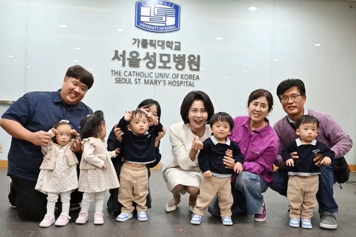 김혜경 여사가 19일 서울 서초구 서울성모병원 권역모자의료센터에서 열린 간담회를 마친 후 다섯쌍둥이(오둥이)들과 기념촬영을 하고 있다. / 뉴스1(청와대통신사진기자단)