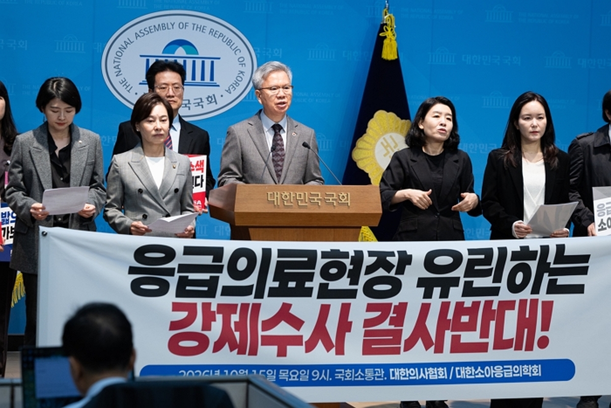 김택우 대한의사협회장이 15일 서울 여의도 국회 소통관에서 소아 전문 응급의료센터 압수수색 규탄 기자회견을 하고 있다. 2026.10.15/뉴스1
