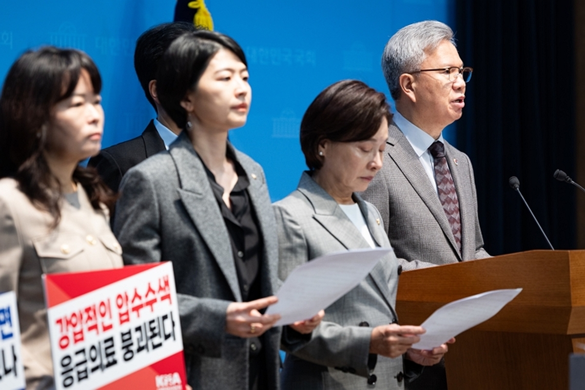 김택우 대한의사협회장이 15일 서울 여의도 국회 소통관에서 소아 전문 응급의료센터 압수수색 규탄 기자회견을 하고 있다. 2026.10.15/뉴스1