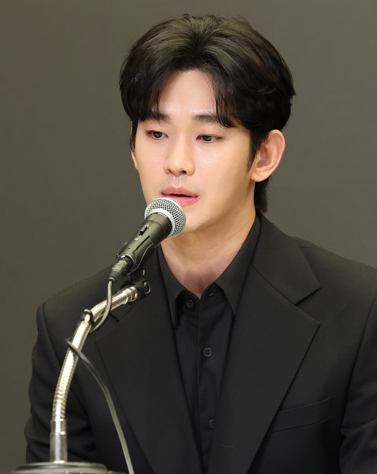 origin_긴급기자회견하는김수현.jpg