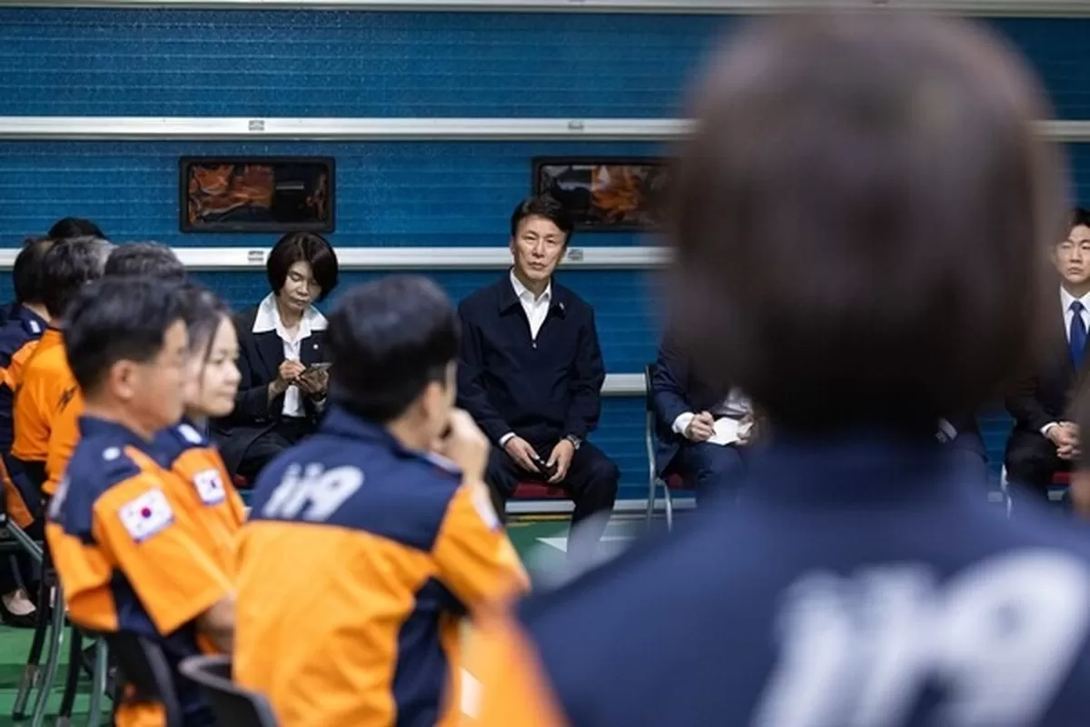 지난달 30일 김민석 더불어민주당 대표가 오전 5시에 강서소방서에서 가진 간담회 모습. / 김민석 대표 페이스북