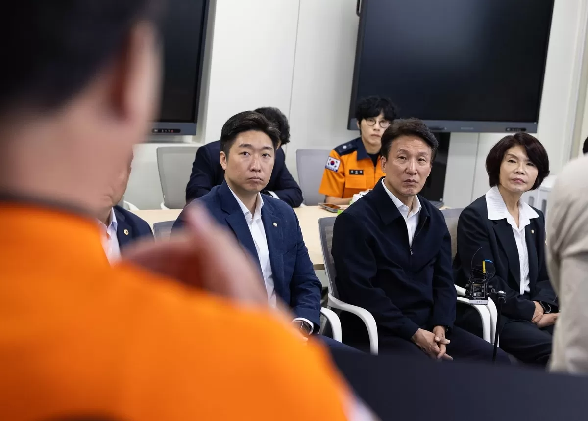 사람 1명 이상, 텍스트의 이미지일 수 있음