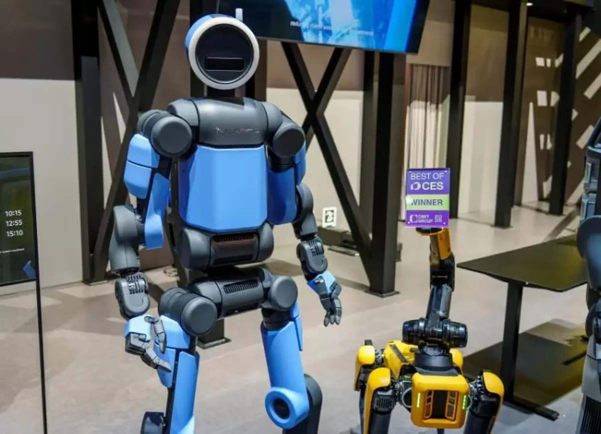 CES 2026 현대자동차 부스에 전시된 보스턴 다이내믹스의 신형 휴머노이드 로봇 ATLAS와 등에 로봇암이 장착된 스팟. 스팟의 로봇암이 ATLAS가 Best of CES ...