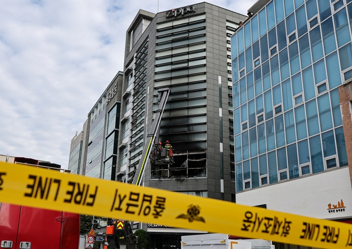 20일 서울 강남구 역삼동 화재가 발생한 한 상가에서 소방대원들이 화재현장을 살펴보고 있다. 2026.10.20/뉴스1