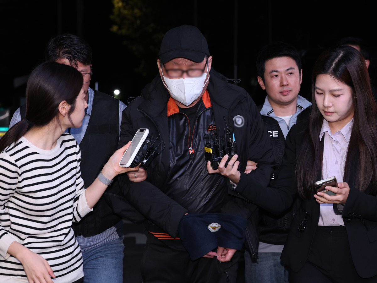 origin_역삼동연쇄방화용의자경찰압송.jpg