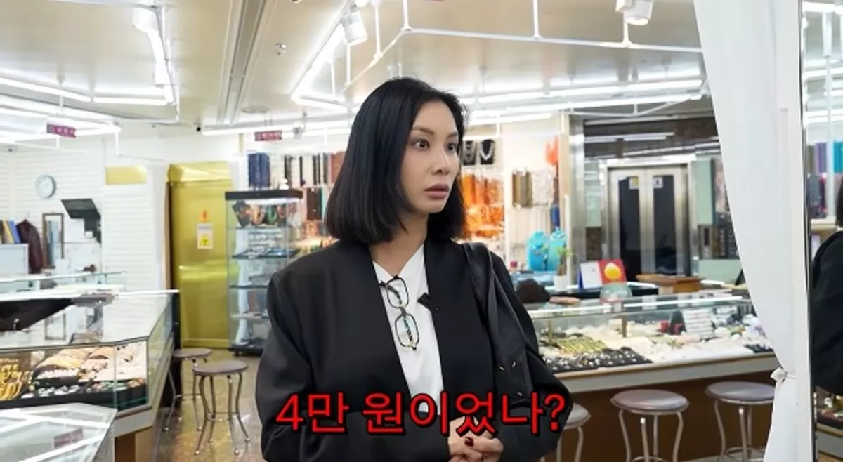 고소영이 300억 원대로 평가된 건물을 ‘효자’라고 불렀던 가운데, 이번에는 71만 원까지 오른 돌반지 가격에 놀라며 과거 금을 팔았던 기억을 떠올렸다.사진=고소영 유튜브 채널