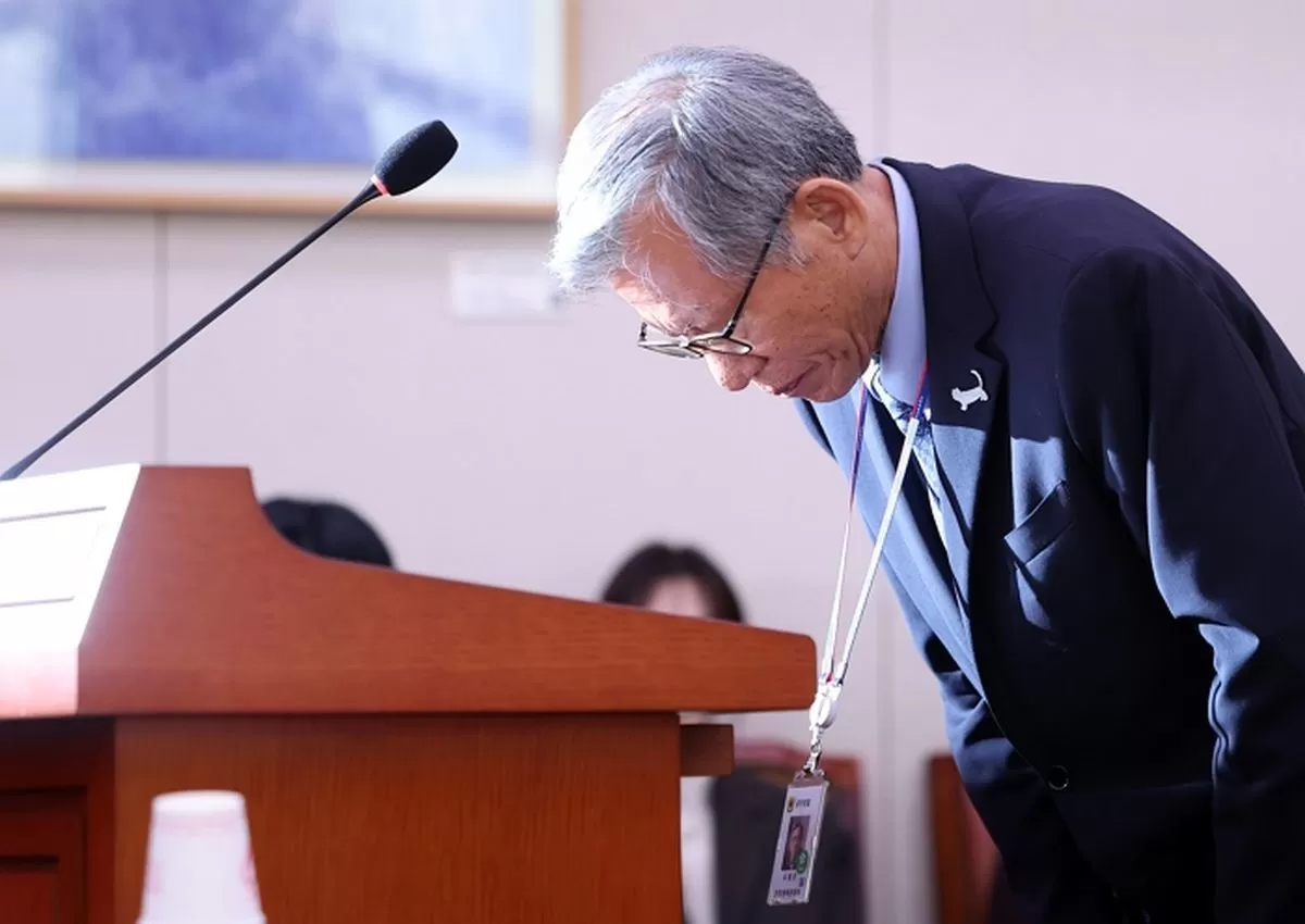 유홍준 국립중앙박물관장이 19일 서울 여의도 국회에서 열린 문화체육관광위원회의 국립중앙박물관 등에 대한 국정감사에서 업무 보고를 하기 전 고개 숙여 인사하고 있다. 2026.10.19/뉴스1