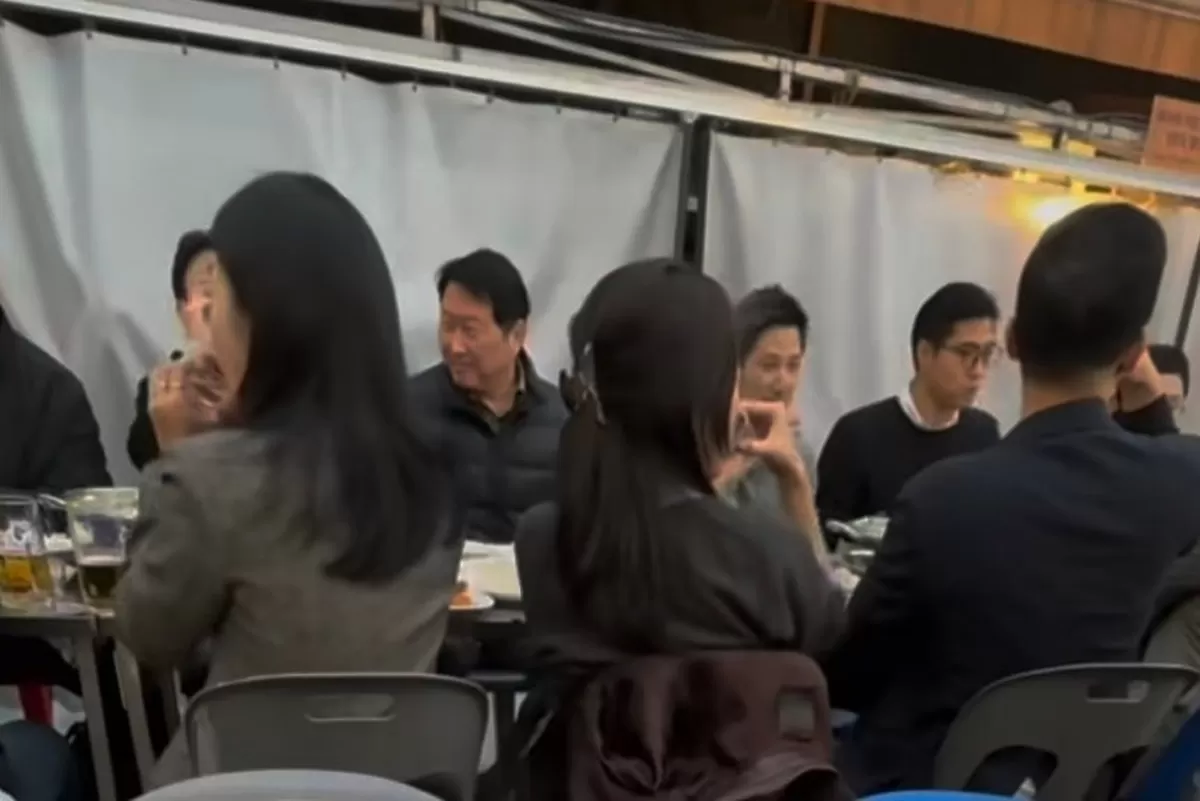 최태원 SK그룹 회장이 임직원과 저녁 식사를 즐기고 있다.(자료 인스타그램)/뉴스1